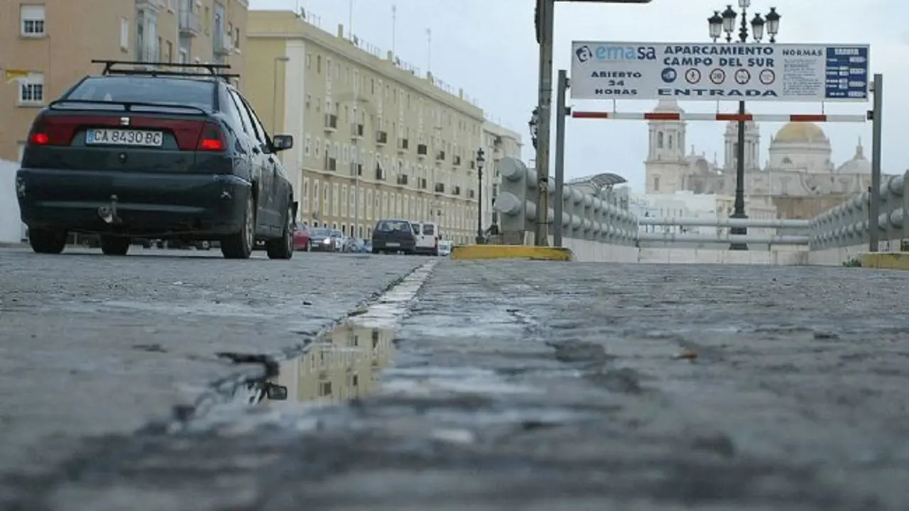 El hundimiento de los adoquines provoca la acumulaci&oacute;n de agua sobre el techo del aparcamiento - IJ Poveda