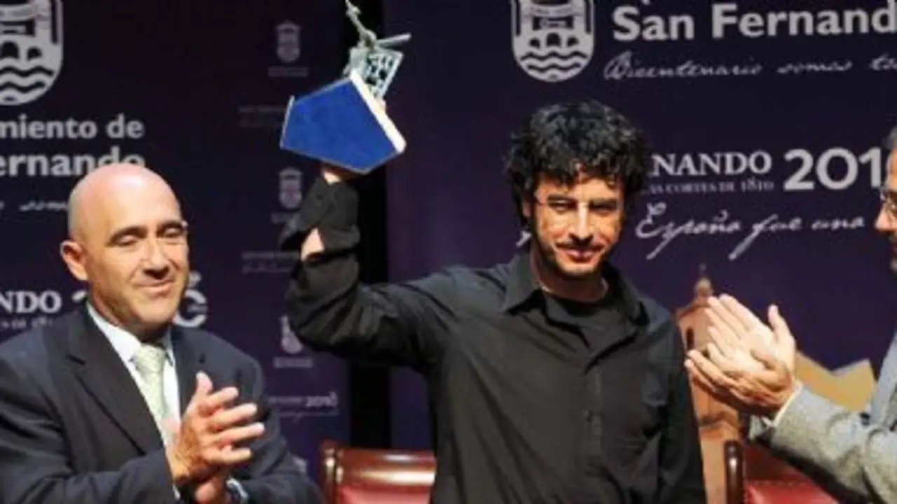 Emilio Morenatti muestra el premio ganado a ley por su trabajo - A. Atienza