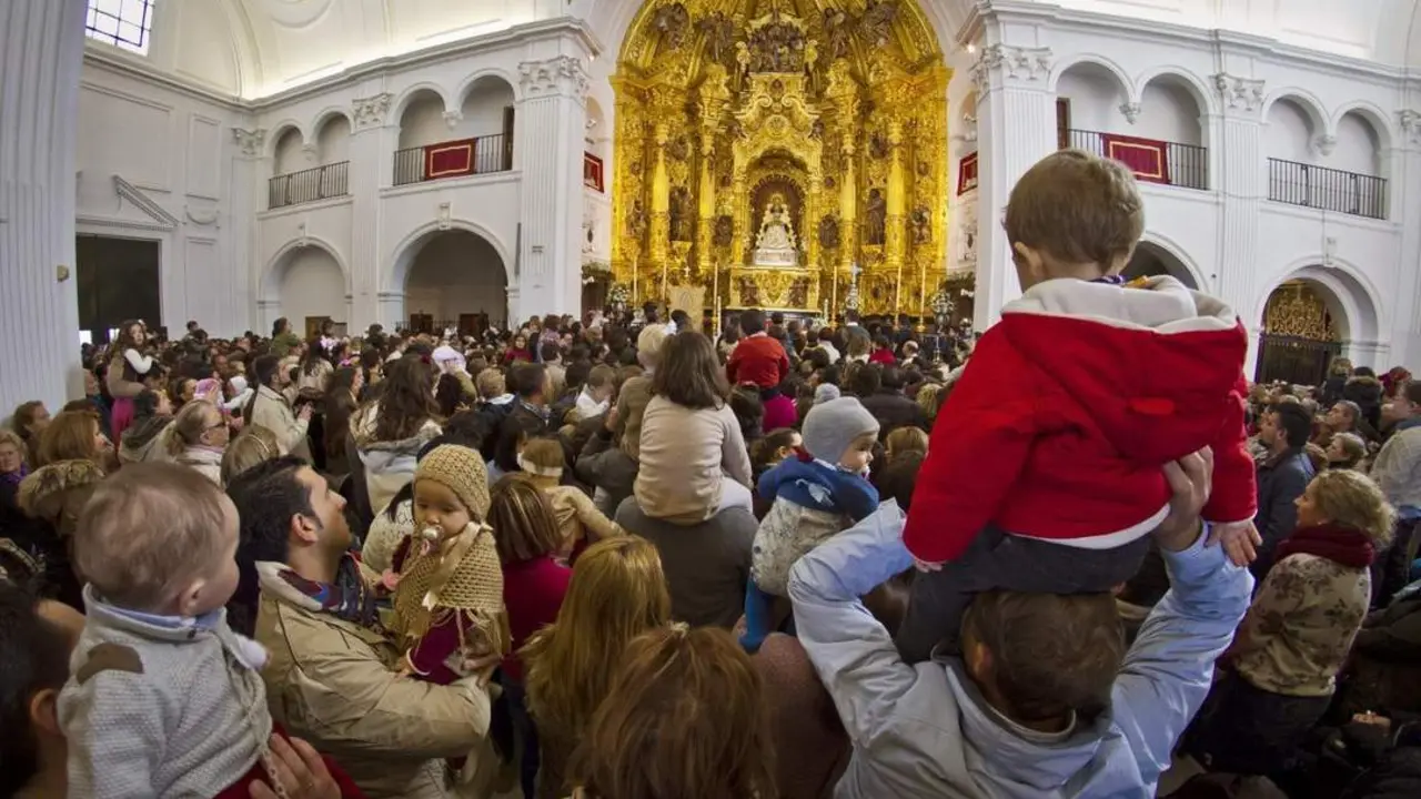 Presentaci&oacute;n de los ni&ntilde;os a la Virgend el Roc&iacute;o. | EFE / J.P&Eacute;REZ