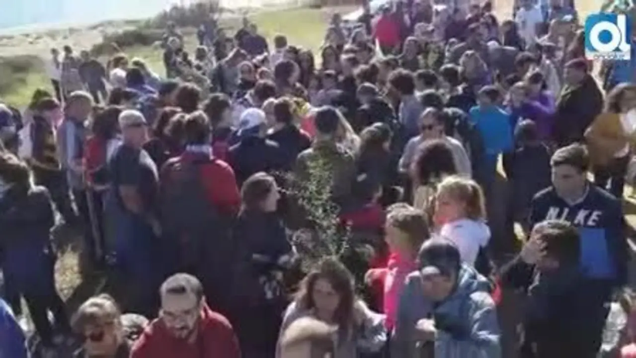 1.500 personas "siembran ilusi&oacute;n" en la zona calcinada de La L&iacute;nea