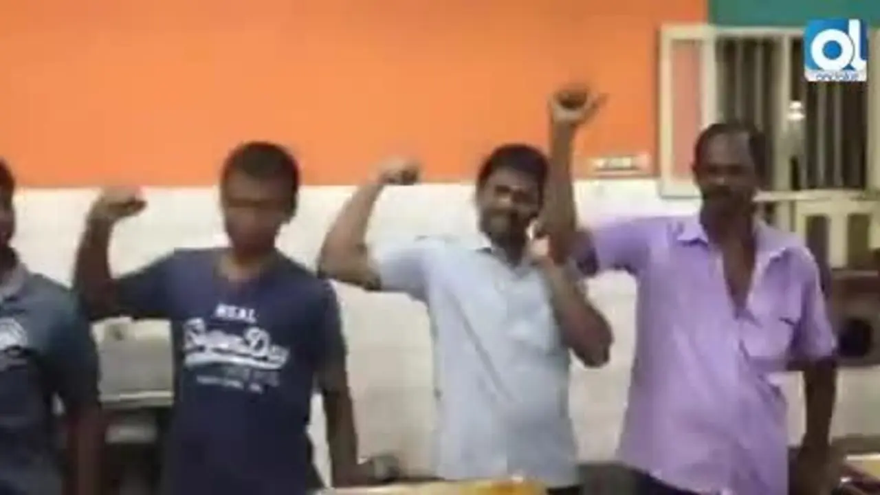 Pablo R&aacute;ez recibe un v&iacute;deo de apoyo desde la India