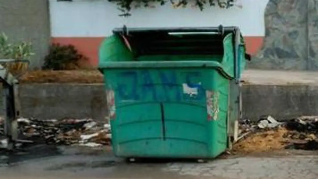 Contenedor quemado - Archivo