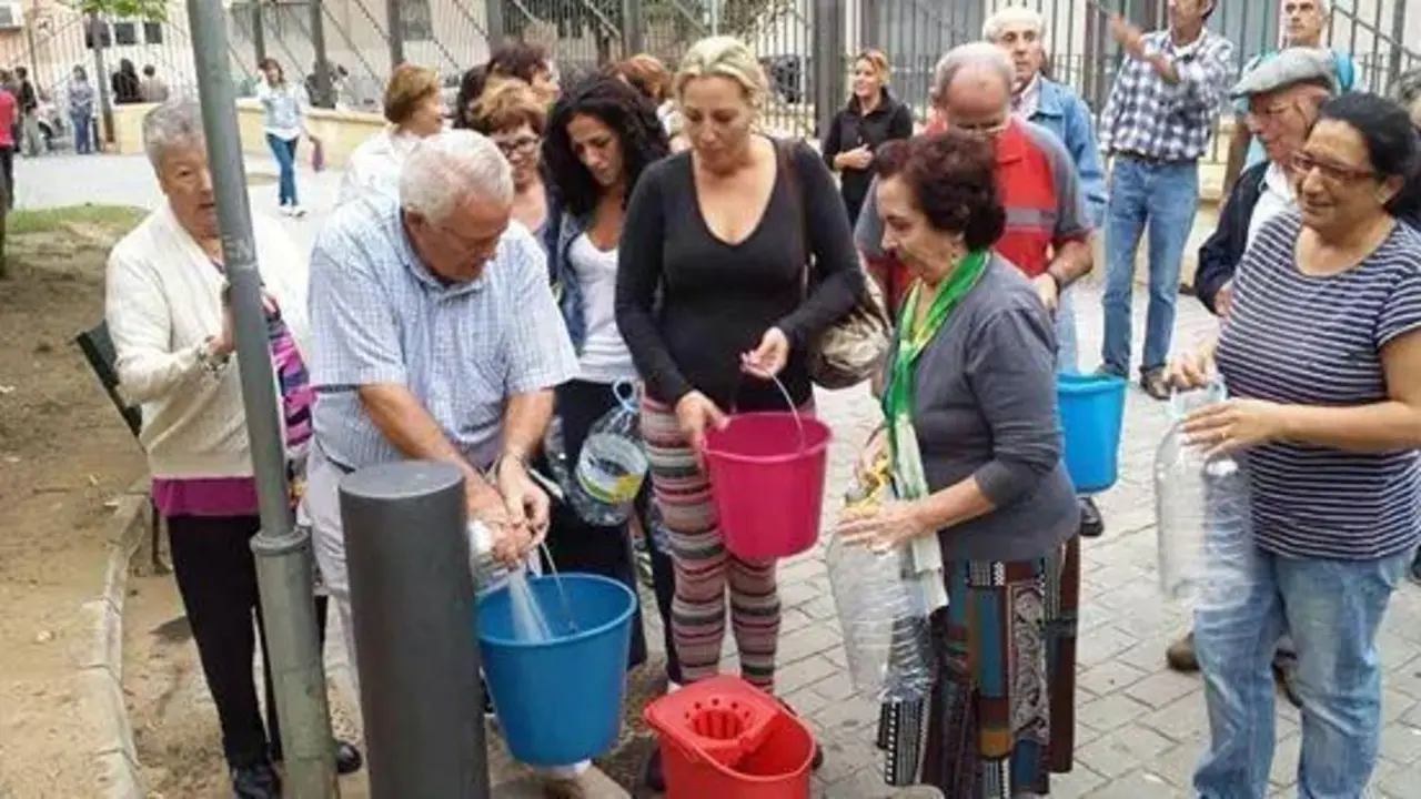 Vecinos se abastecen de agua - L. V