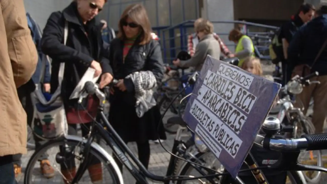 Imagen de una bicifestaci&oacute;n anterior de la samblea Ciclista Bah&iacute;a de C&aacute;diz. - IJ Poveda