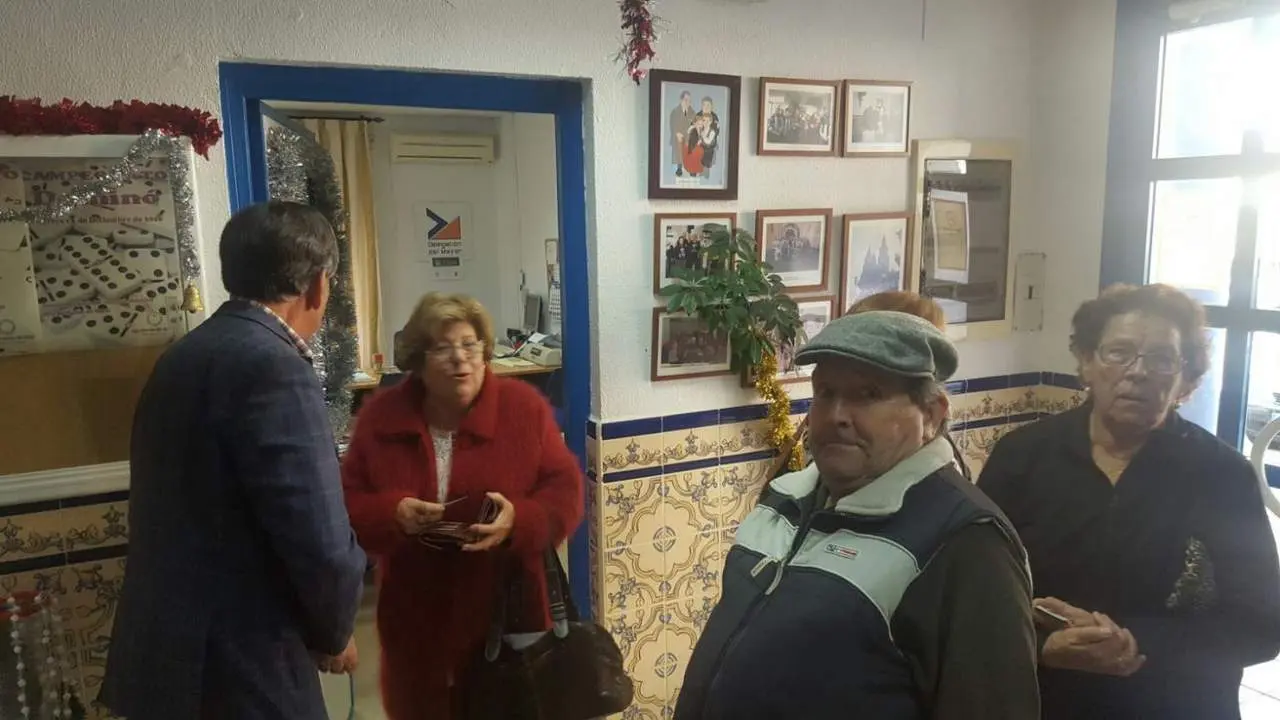 Los mayores recogiendo sus tickets. - Viva Rota