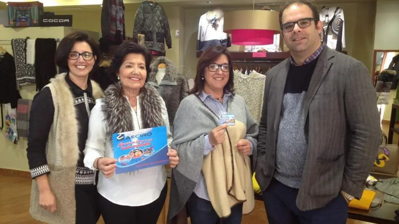 Entrega del premio a la ganadora. - Viva Rota