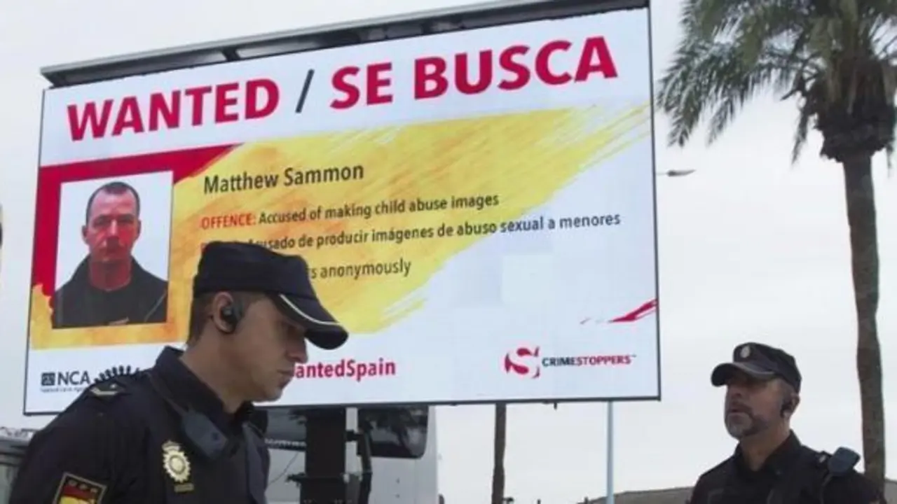 Cartel donde difundieron la b&uacute;squeda de fugitivos - 