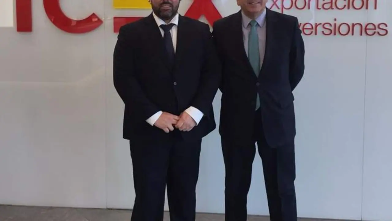 Antonio Enamorado, alcalde de Lora del R&iacute;o junto a Jos&eacute; Carlos Garc&iacute;a director de la oficina ICEX-&lsquo;Invest In Spain&rsquo; - 