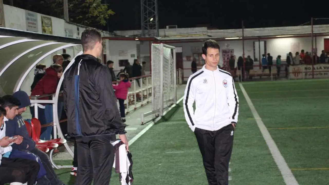 El t&eacute;cnico alcoleano Ismael Romero pensativo de uno de los partidos disputados - La Vega Comunicaci&oacute;n