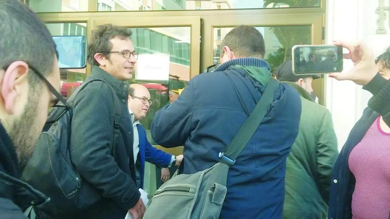Alcalde entrando en los juzgados. - Viva