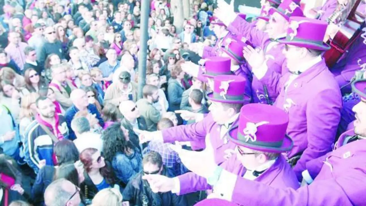 El ambiente es multitudinario. - Viva