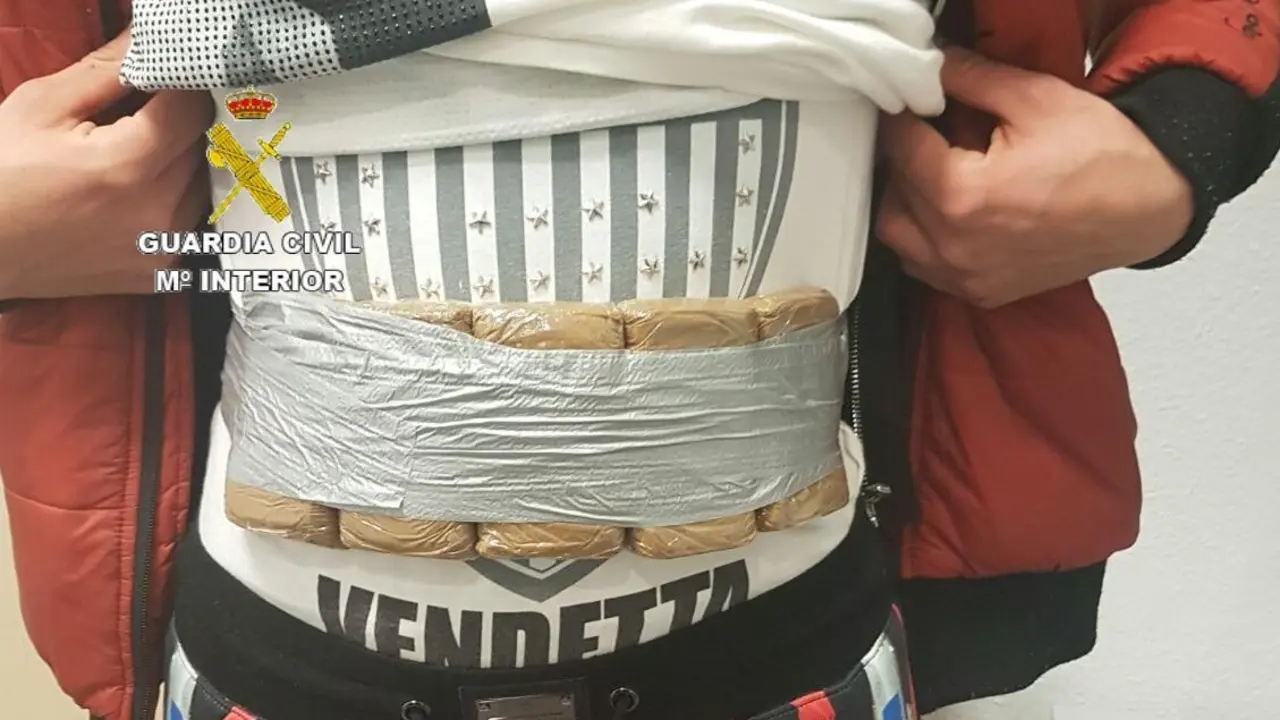 Hach&iacute;s adosado al abdomen - AI