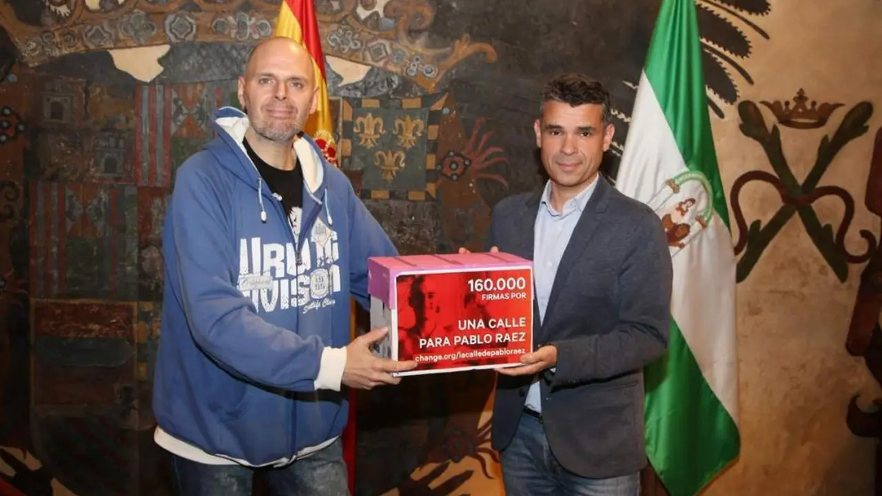 El alcalde, Jos&eacute; Bernal, recibe al promotor de la iniciativa, el vele&ntilde;o Francisco Jos&eacute; Molina - 