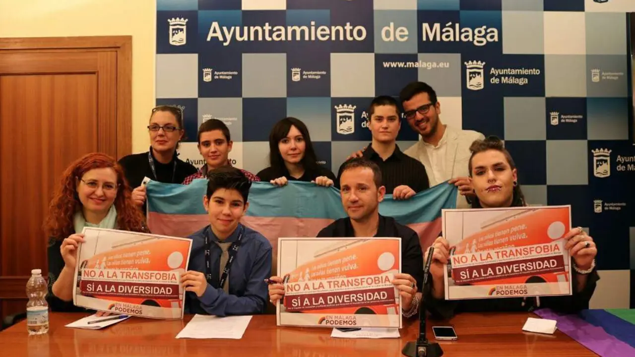 El edil no adscrito Juanjo Espinosa y miembros de Transhuellas - PODEMOS