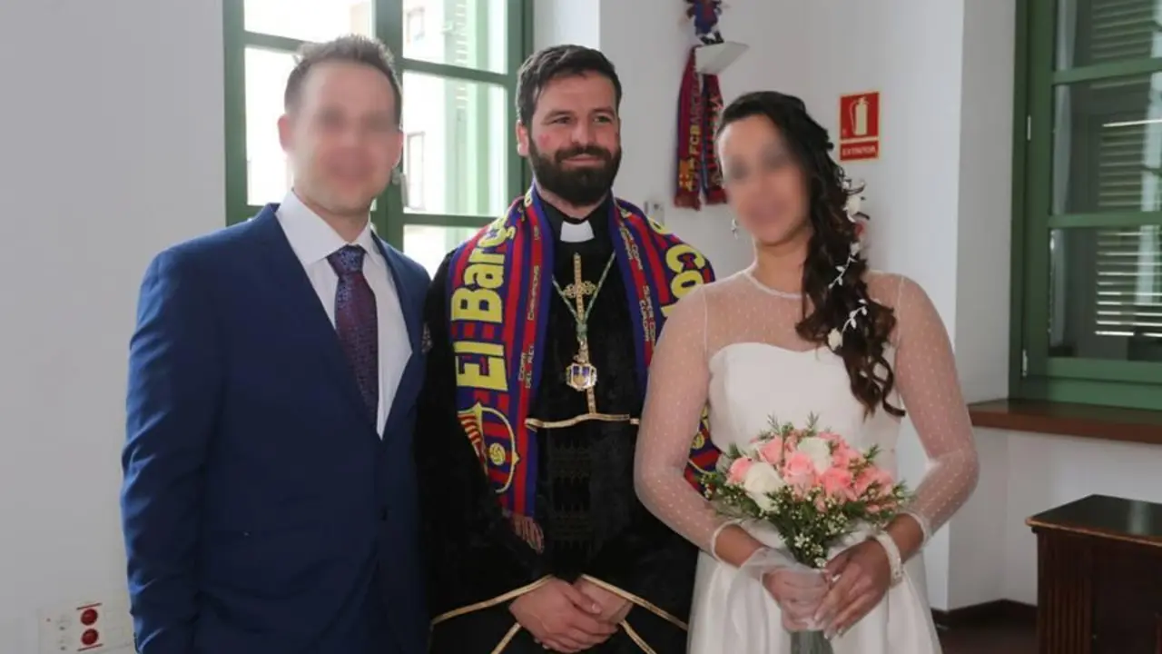 BOTELLA DISFRAZADO DE SACERDOTE - FB