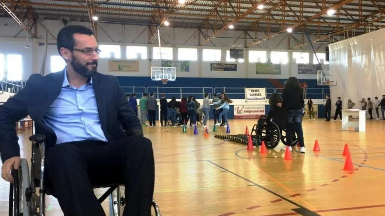 El alcalde, Juan Franco, sobre una silla de ruedas - AI