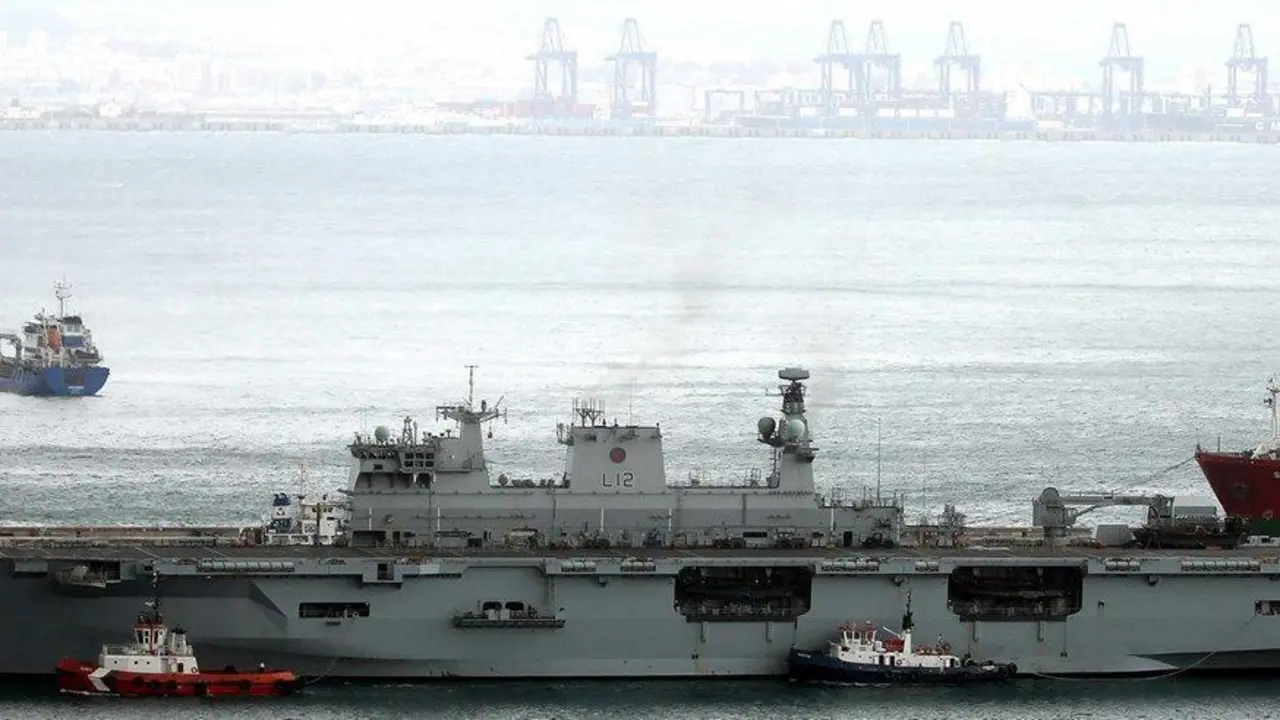 HMS Ocean en Gibraltar - AI