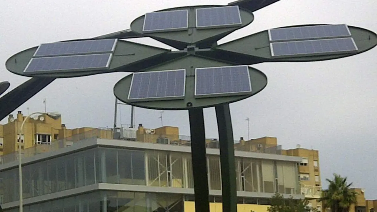 Uno de los &aacute;rboles solares instalados - Blog Monteseir&iacute;n