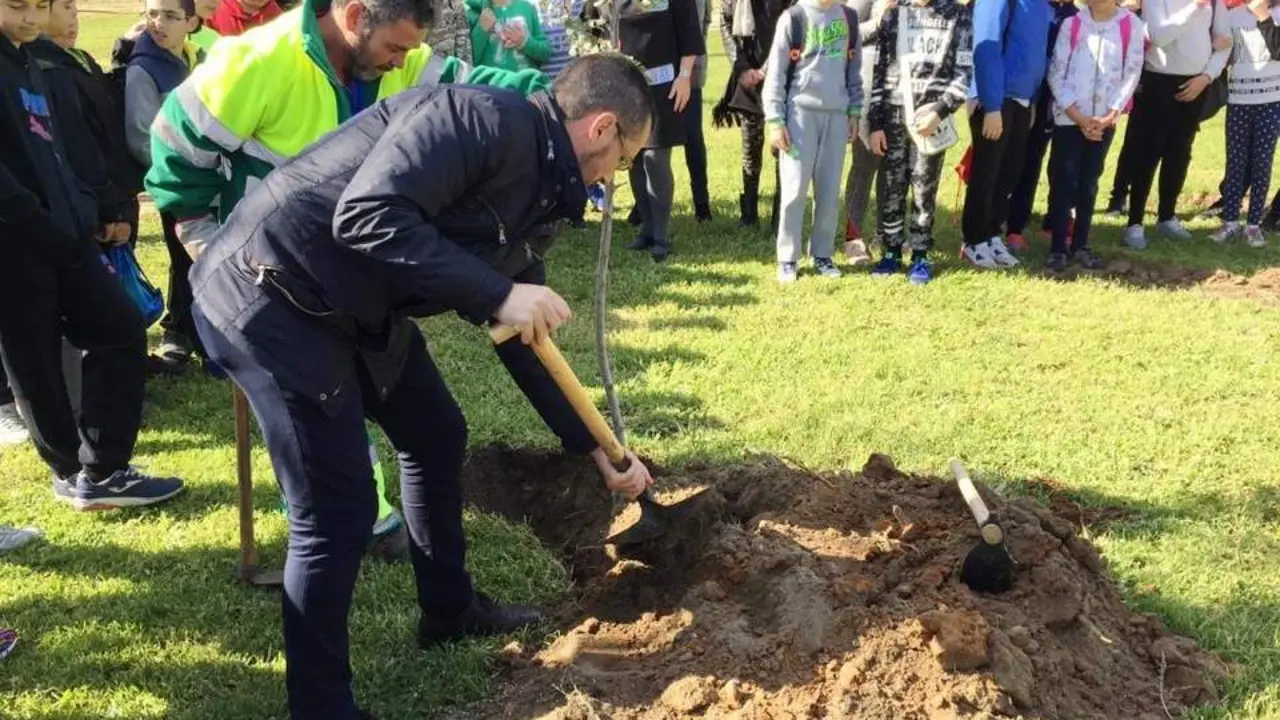 El alcalde, Juan Franco, planta un &aacute;rbol - AI