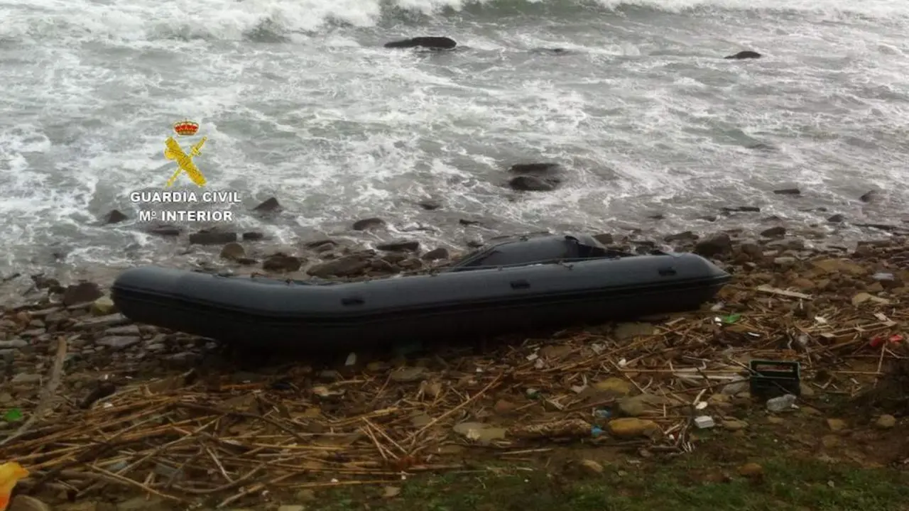Los 'narcos' abandonaron la embarcaci&oacute;n en la playa - AI