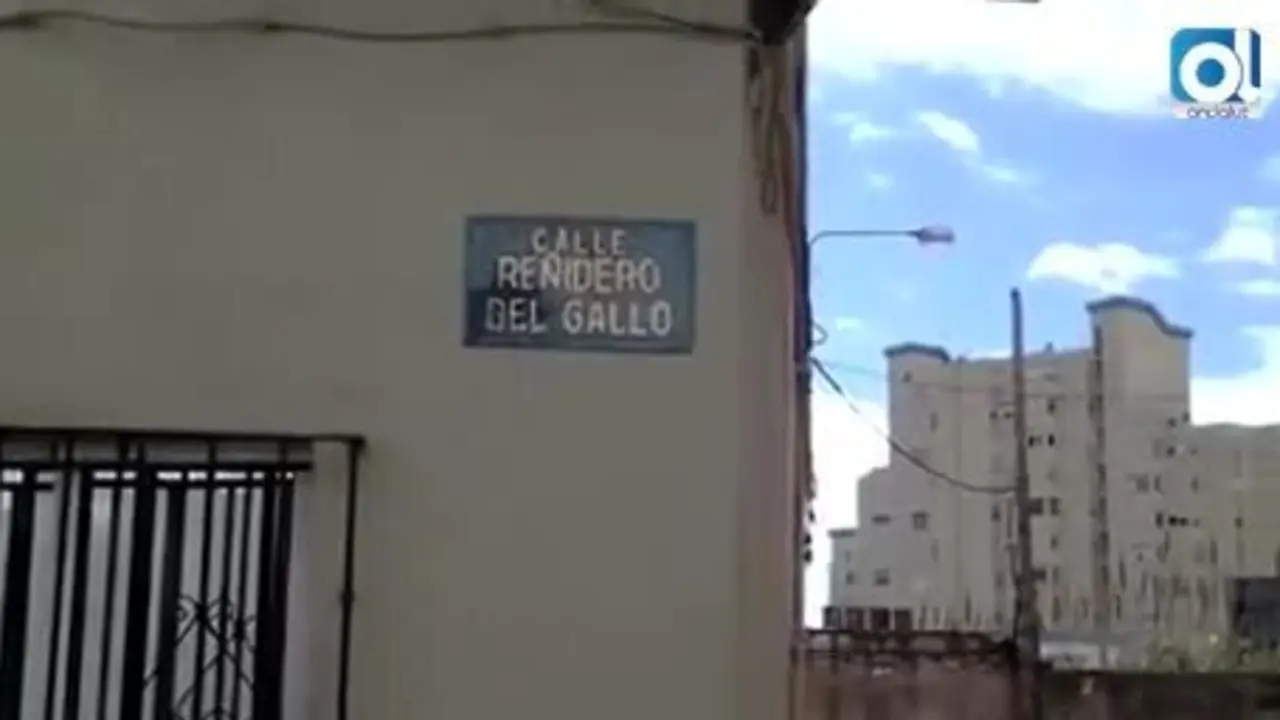 Instalan contenedores en la entrada de una calle de La L&iacute;nea