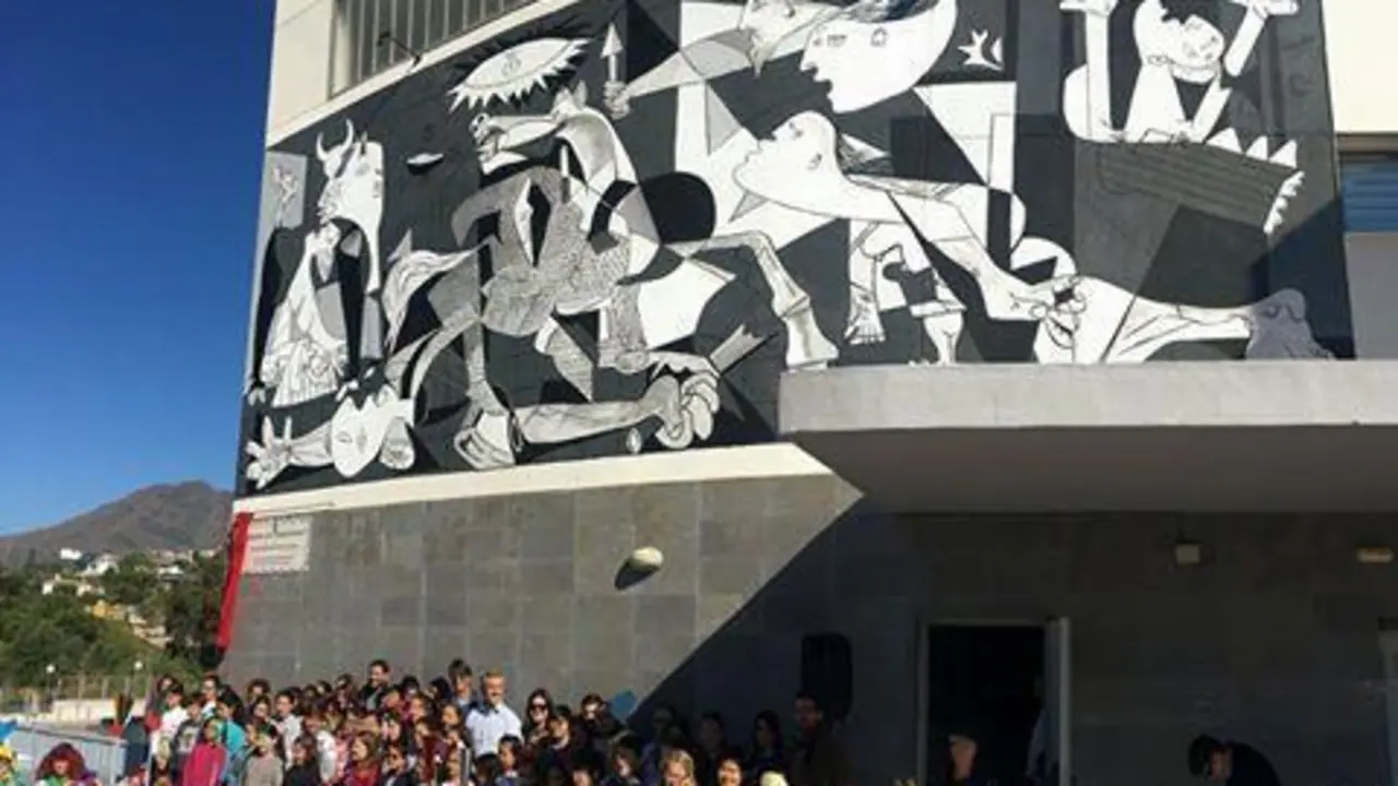 En la fachada del colegio p&uacute;blico Mar&iacute;a Espinosa - AYTO ESTEPONA