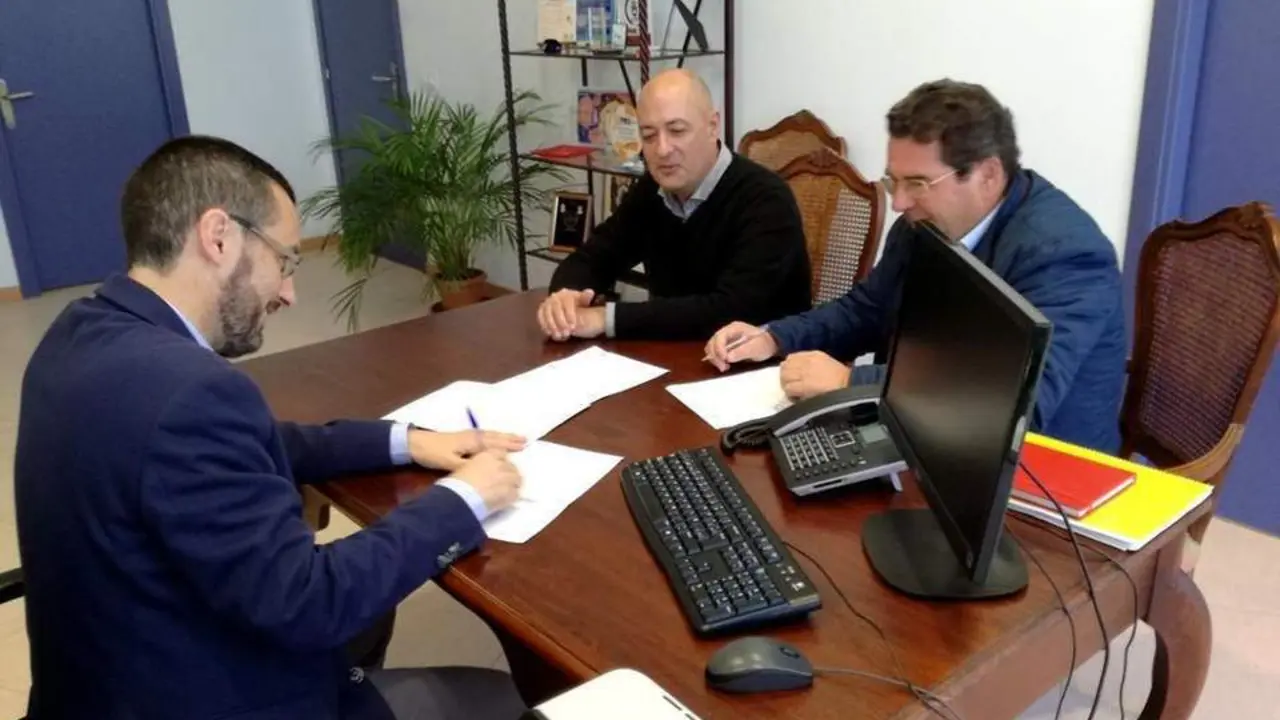 Firma del contrato de la obra - AI