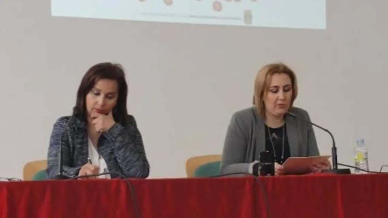 &Aacute;ngeles Garc&iacute;a Alcaldesa de Cantillana a la izquierda junto con Mar&iacute;a del Carmen Rodr&iacute;guez Delegada de Desarrollo Econ&oacute;mico a la izquierda - www.cantillana.es