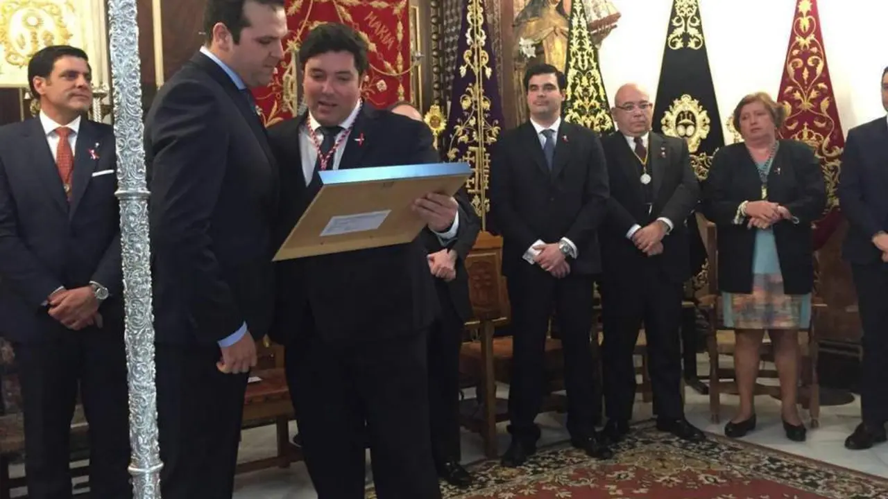 Entrega de un reconocimiento por parte del Ayuntamiento a Irael Oviedo - Ayto. Lora del R&iacute;o