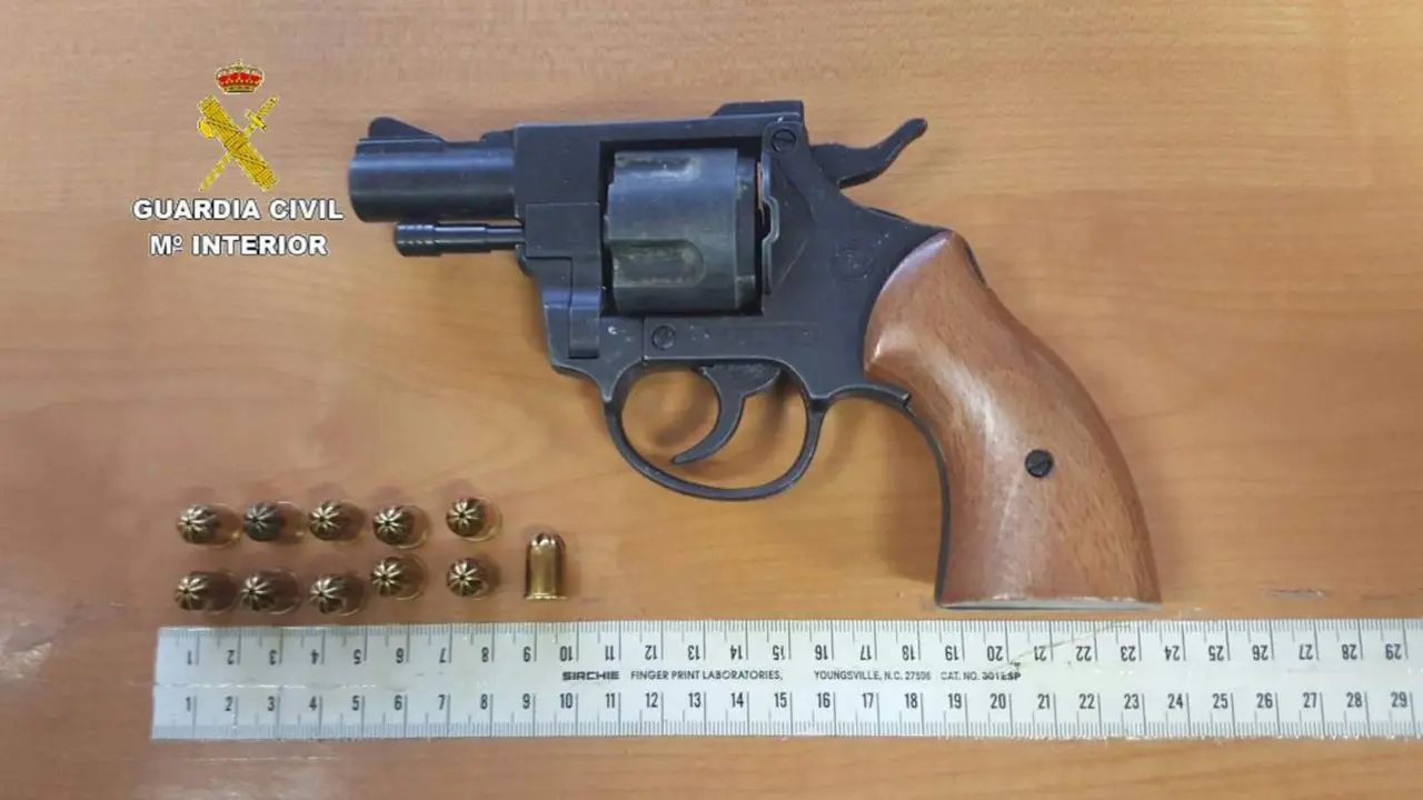 La pistola intervenida por la Guardia Civil - AI
