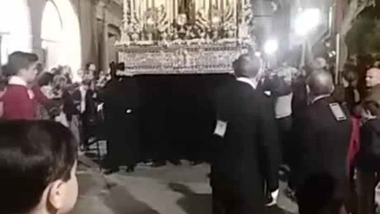 C&aacute;diz despide las v&iacute;speras con capirotes negros de Dolores