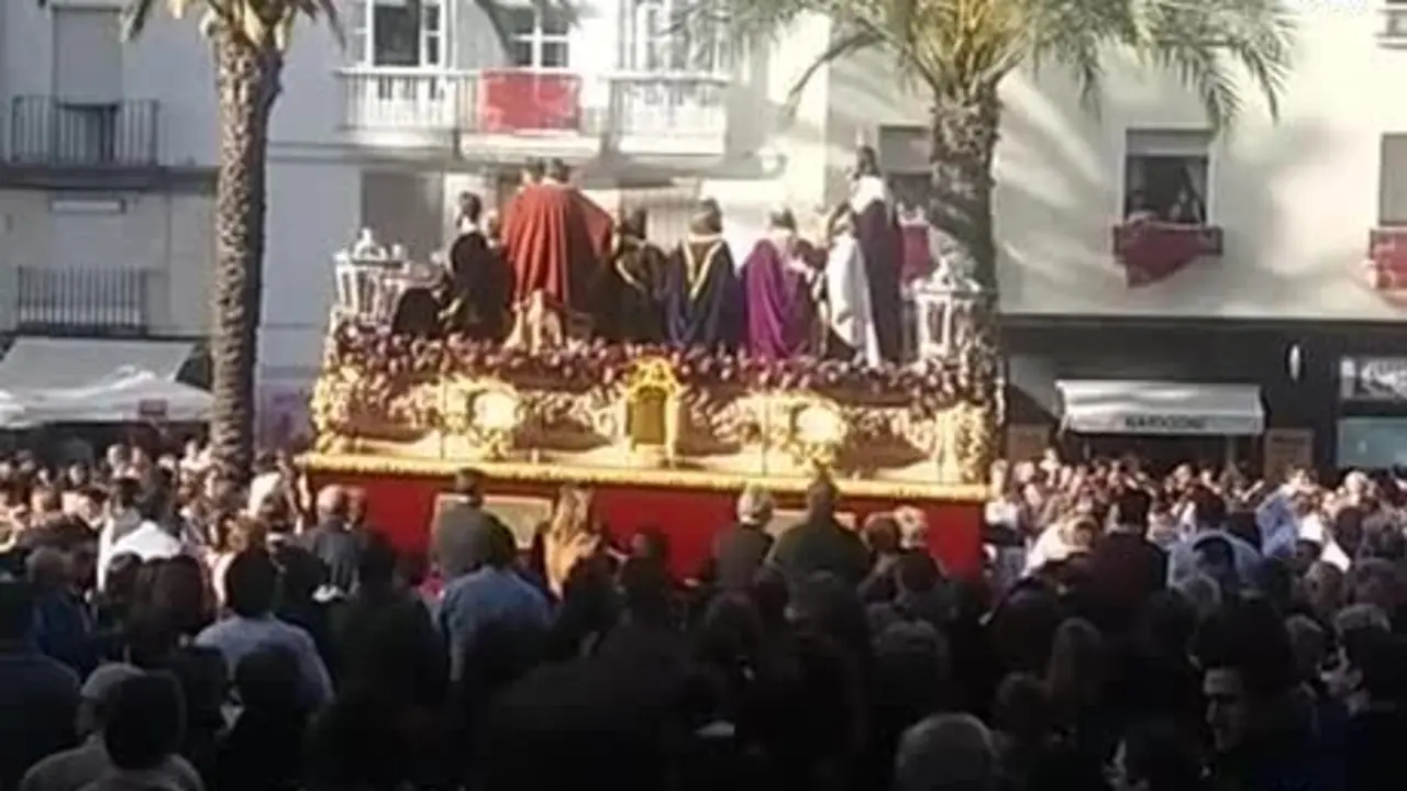 Jes&uacute;s lleva su Milagro por las calles gaditanas