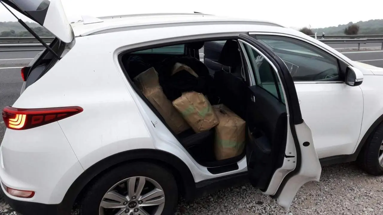 Coche cargado de hach&iacute;s - AI