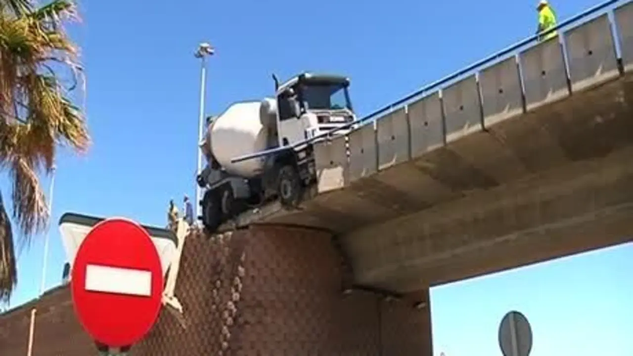 Un cami&oacute;n hormigonera sufre un accidente en C&aacute;diz y casi cae al vac&iacute;o