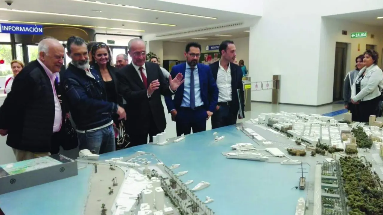 El arquitecto junto a Banderas en Urbanismo - AYTO