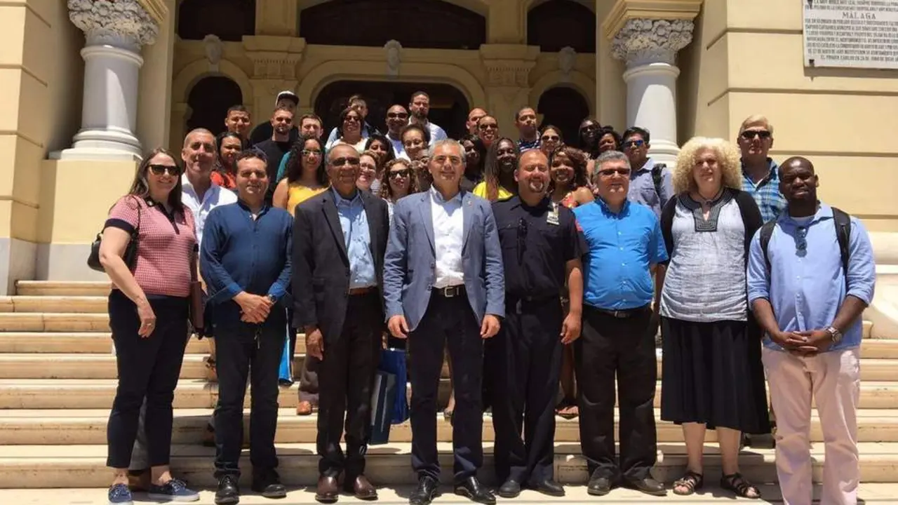 Foto de familia en la escalinata del Ayuntamiento - AYTO