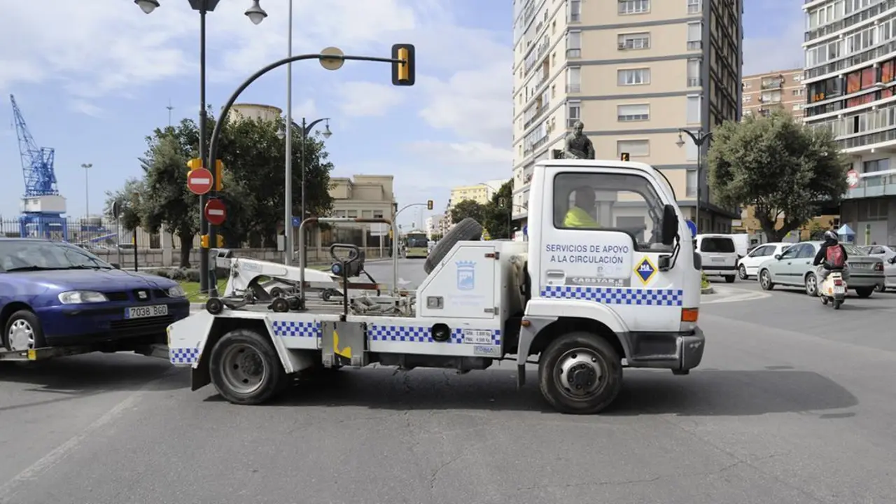 el coche fue retirado por la gr&uacute;a - vm