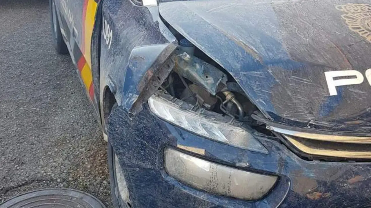 Coche policial embestido, foto de archivo.- - AI