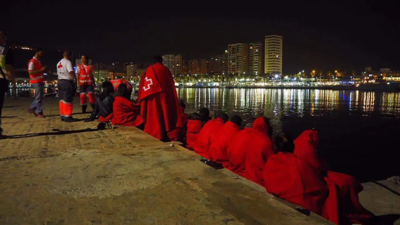 Rescatados en el puerto de m&aacute;laga - cruz roja