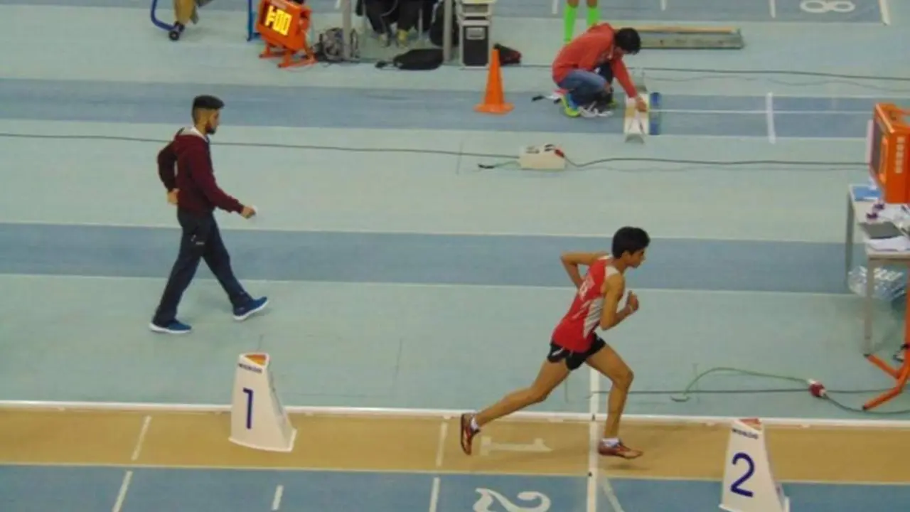 Carlos S&aacute;nchez en pleno esfuerzo en un carrera - La Vega Comunicaci&oacute;n