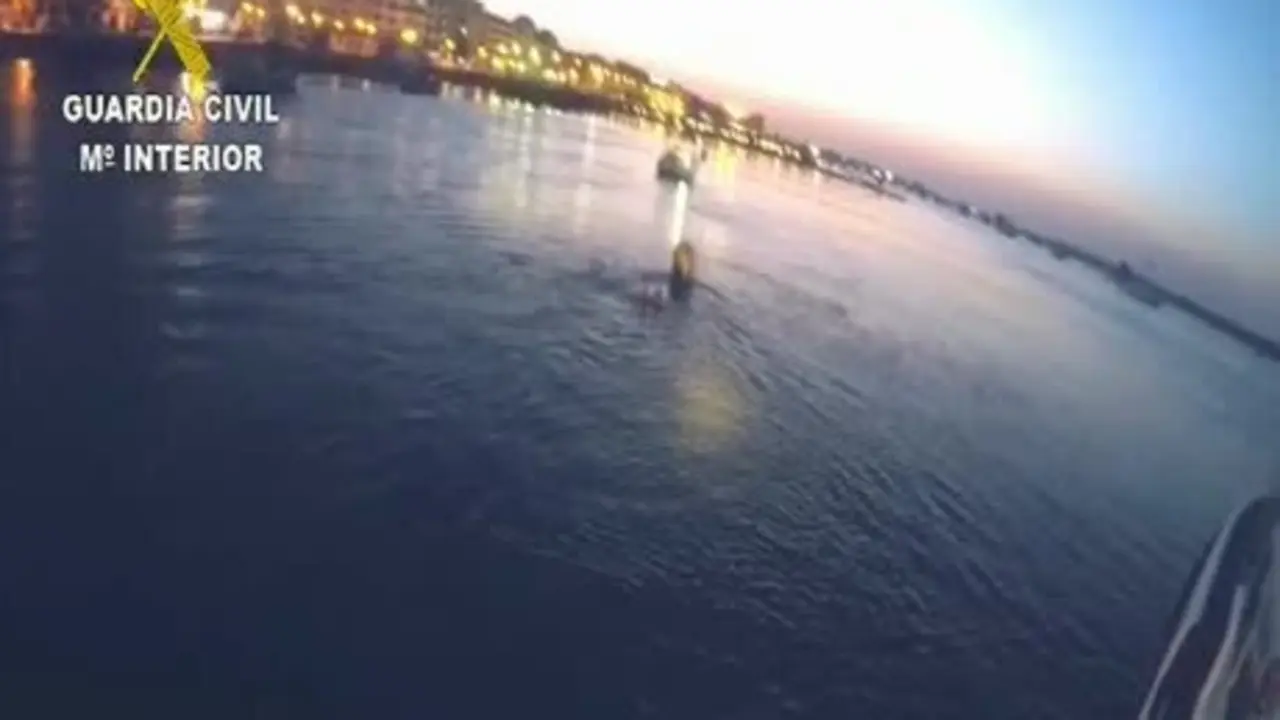 Rescatan a una familia que estaba a la deriva en la r&iacute;a de Punta