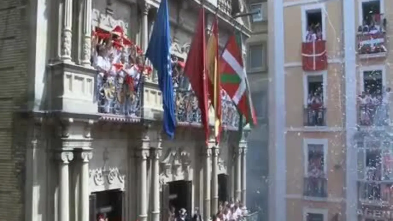 El chupinazo abre los sanfermines con la ikurri&ntilde;a en el Ayuntamiento