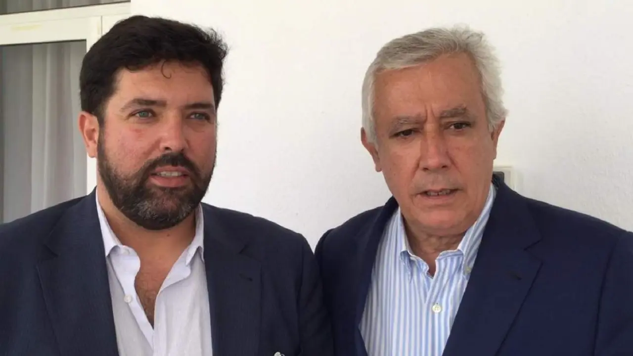 izq, Antonio Miguel Enamorado, alcalde de Lora del R&iacute;o, der, Francisco Javier Arenas Bocanegra vicesecretario nacional del PP para asuntos territoriales - La Vega Comunicaci&oacute;n