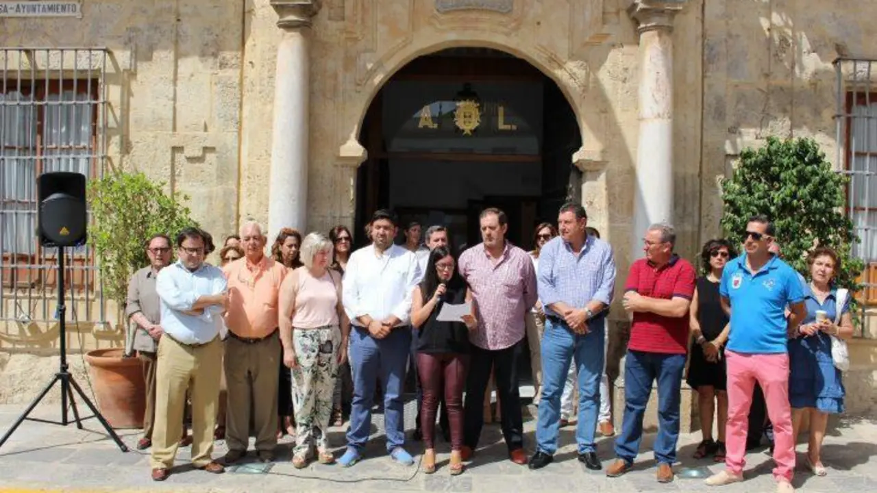 Concentraci&oacute;n frente a las puertas del Ayuntamiento de Lora del R&iacute;o - La Vega Comunicaci&oacute;n