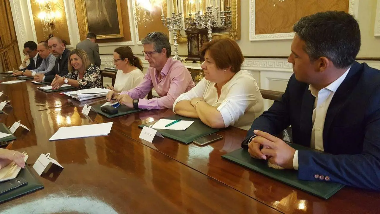 Reuni&oacute;n con los alcaldes en Diputaci&oacute;n. - Viva Rota
