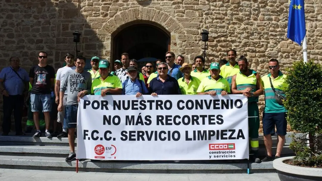 Par&oacute;n trabajadores limpieza. - O. P.