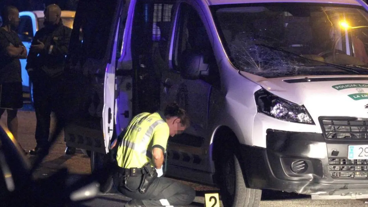 El agente impact&oacute; con otro veh&iacute;culo policial. - EFE