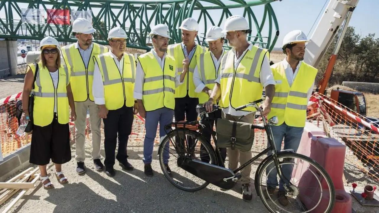 En las obras de la pasarela sobre la SE-30 - Ayto. 