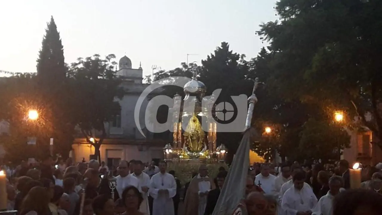 CORTEJO DE LA VIRGEN DE LOS MILAGROS POR EL CASTILLO - VIVA