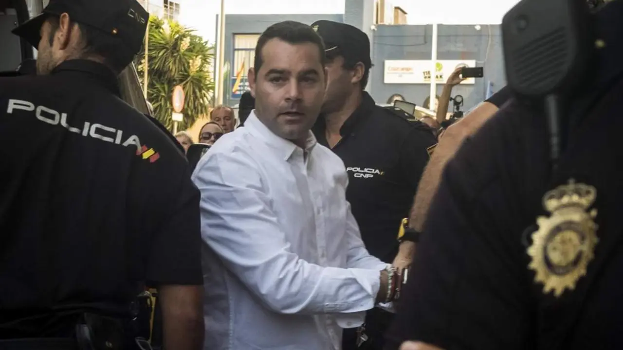 El acusado llega a los juzgados - EFE / J. P&Eacute;REZ